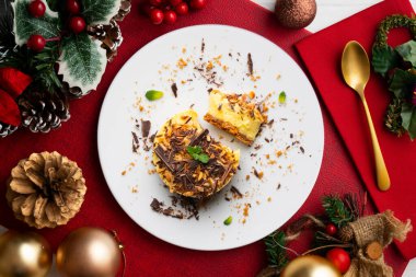 Mango badem ve çikolatalı tart. Noel süslemeli en iyi manzara masası.