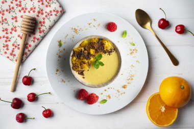 Çikolatalı ve taze meyveli mango pudingi. Noel süslemeleri ile en üstteki görünüm masası.