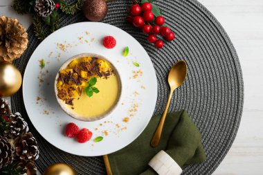 Çikolatalı ve taze meyveli mango pudingi. Noel süslemeleri ile en üstteki görünüm masası.