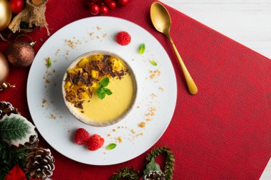 Çikolatalı ve taze meyveli mango pudingi. Noel süslemeleri ile en üstteki görünüm masası.