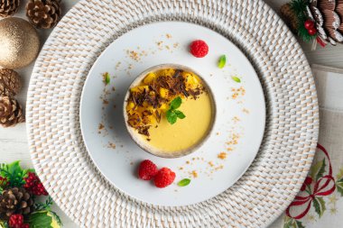 Çikolatalı ve taze meyveli mango pudingi. Noel süslemeleri ile en üstteki görünüm masası.