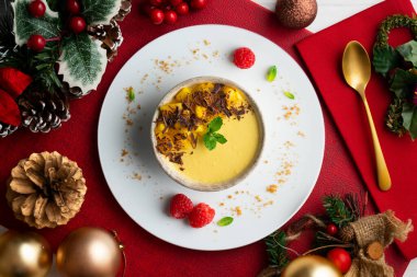 Çikolatalı ve taze meyveli mango pudingi. Noel süslemeleri ile en üstteki görünüm masası.