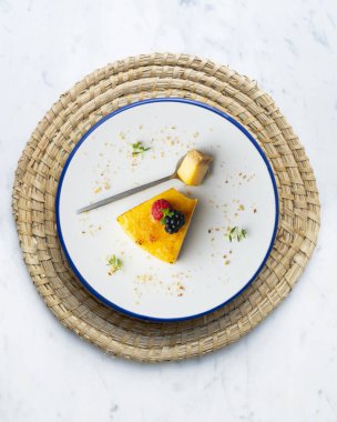 Bisküvi tabanlı yanmış Katalan kremalı tartı. Noel süslemeleri olan bir masanın üst görünümü.