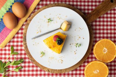 Bisküvi tabanlı yanmış Katalan kremalı tartı. Noel süslemeleri olan bir masanın üst görünümü.