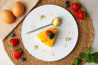 Bisküvi tabanlı yanmış Katalan kremalı tartı. Noel süslemeleri olan bir masanın üst görünümü.