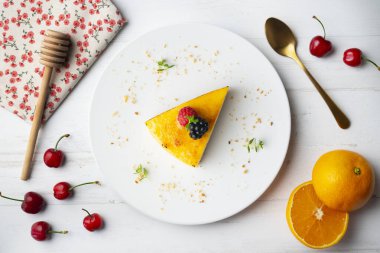 Bisküvi tabanlı yanmış Katalan kremalı tartı. Noel süslemeleri olan bir masanın üst görünümü.