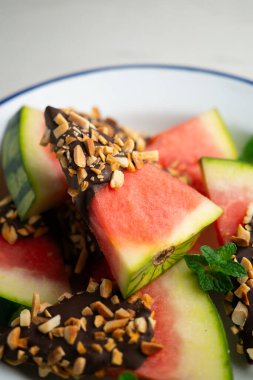 Çikolata ve kızarmış bademle kaplı taze karpuz..