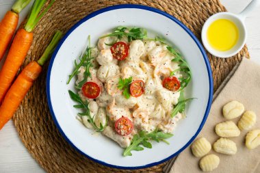Kremalı İtalyan gnocchi salatası ve roka. Üst görünüm tablosu.
