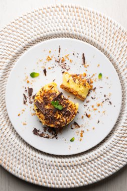 Mango badem ve çikolatalı tart. Üst görünüm tablosu.