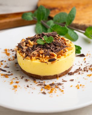 Mango badem ve çikolatalı tart. Üst görünüm tablosu.