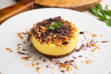 Mango badem ve çikolatalı tart. Üst görünüm tablosu.