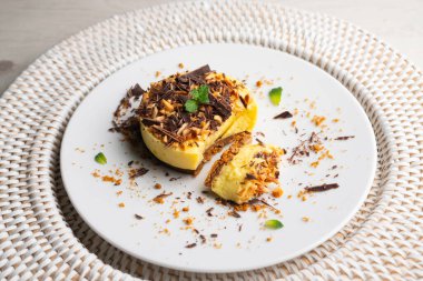 Mango badem ve çikolatalı tart. Üst görünüm tablosu.