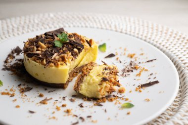 Mango badem ve çikolatalı tart. Üst görünüm tablosu.