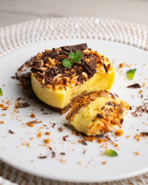 Mango badem ve çikolatalı tart. Üst görünüm tablosu.