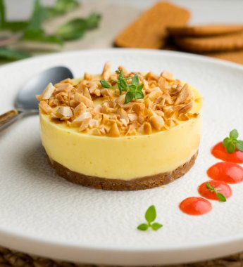 Mango badem ve çikolatalı tart. Üst görünüm tablosu.