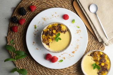 Çikolatalı ve taze meyveli mango pudingi..