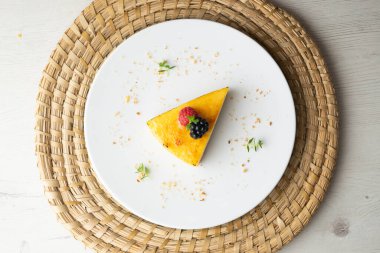 Crema Catalana Keki. Bisküvi tabanlı yanmış Katalan kremalı tartı. Bir tablonun üst görünümü.