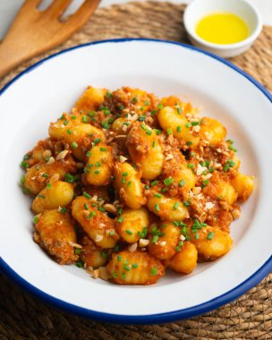 Bir tabak İtalyan gnocchi, domates ve Bolonez soslu. Üst görünüm tablosu.