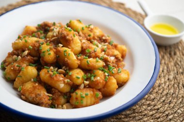 Bir tabak İtalyan gnocchi, domates ve Bolonez soslu. Üst görünüm tablosu.
