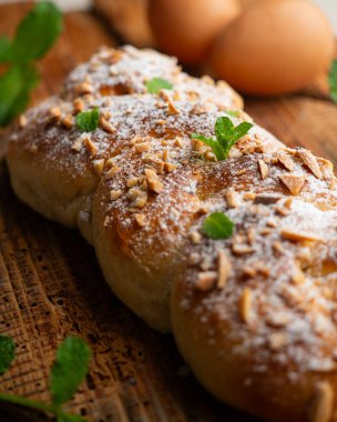 Kızarmış badem ve pudra şekerli Brioche örgüsü. Geleneksel Fransız hamur işi tarifi..