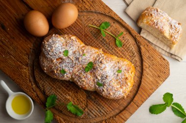 Kızarmış badem ve pudra şekerli Brioche örgüsü. Geleneksel Fransız hamur işi tarifi..