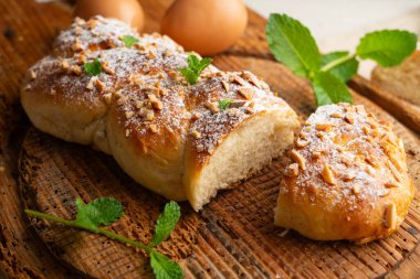 Kızarmış badem ve pudra şekerli Brioche örgüsü. Geleneksel Fransız hamur işi tarifi..
