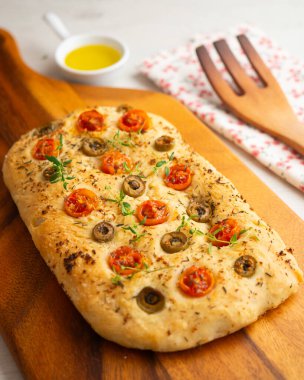 Domatesli ve yeşil zeytinli otantik İtalyan Focaccia..