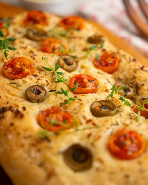 Domatesli ve yeşil zeytinli otantik İtalyan Focaccia..