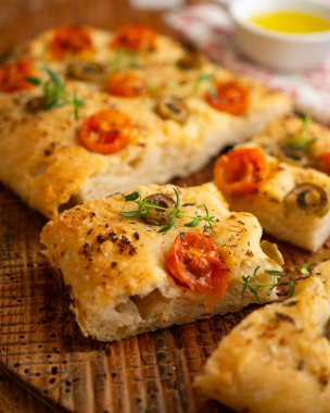 Domatesli ve yeşil zeytinli otantik İtalyan Focaccia..