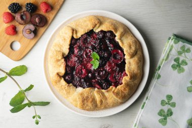 Kırmızı çilekli turta, kiraz, ahududu ve böğürtlenli. Noel süslemeli en iyi manzara masası.