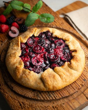 Kırmızı çilekli turta, kiraz, ahududu ve böğürtlenli. Noel süslemeli en iyi manzara masası.