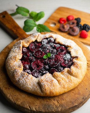 Kırmızı çilekli turta, kiraz, ahududu ve böğürtlenli. Noel süslemeli en iyi manzara masası.