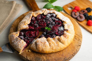 Kırmızı çilekli turta, kiraz, ahududu ve böğürtlenli. Noel süslemeli en iyi manzara masası.