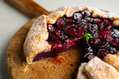 Kırmızı çilekli turta, kiraz, ahududu ve böğürtlenli. Noel süslemeli en iyi manzara masası.