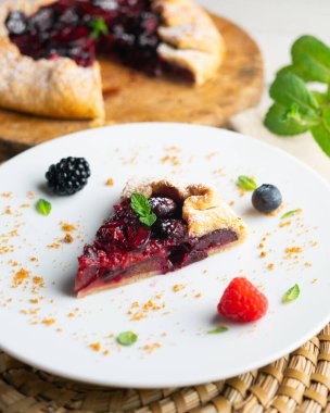 Kırmızı çilekli turta, kiraz, ahududu ve böğürtlenli. Noel süslemeli en iyi manzara masası.