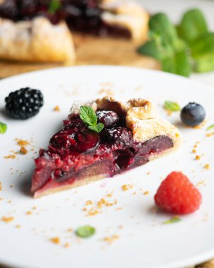 Kırmızı çilekli turta, kiraz, ahududu ve böğürtlenli. Noel süslemeli en iyi manzara masası.