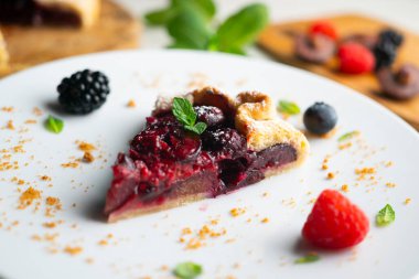 Kırmızı çilekli turta, kiraz, ahududu ve böğürtlenli. Noel süslemeli en iyi manzara masası.