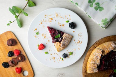 Kırmızı çilekli turta, kiraz, ahududu ve böğürtlenli. Noel süslemeli en iyi manzara masası.