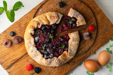 Kırmızı çilekli turta, kiraz, ahududu ve böğürtlenli. Noel süslemeli en iyi manzara masası.