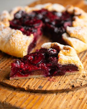 Kırmızı çilekli turta, kiraz, ahududu ve böğürtlenli. Noel süslemeli en iyi manzara masası.