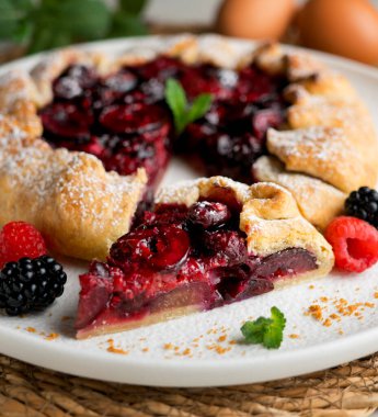 Kırmızı çilekli turta, kiraz, ahududu ve böğürtlenli. Noel süslemeli en iyi manzara masası.