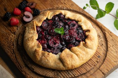 Kırmızı çilekli turta, kiraz, ahududu ve böğürtlenli. Noel süslemeli en iyi manzara masası.