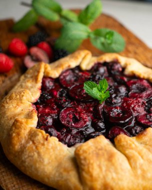 Kırmızı çilekli turta, kiraz, ahududu ve böğürtlenli. Noel süslemeli en iyi manzara masası.