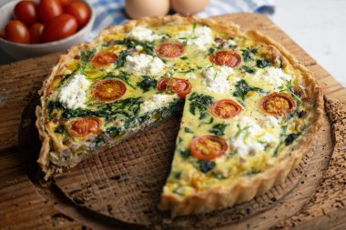 Ispanaklı, peynirli, domatesli ve doğranmış jambonlu Fransız kiş. Geleneksel tarif.