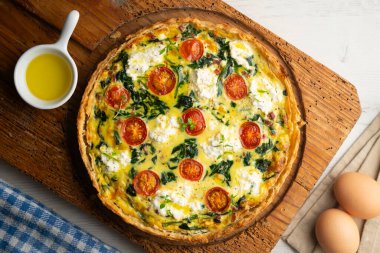 Ispanaklı, peynirli, domatesli ve doğranmış jambonlu Fransız kiş. Geleneksel tarif.