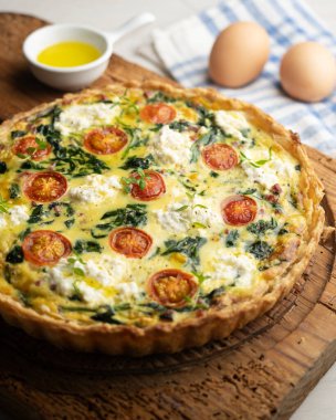 Ispanaklı, peynirli, domatesli ve doğranmış jambonlu Fransız kiş. Geleneksel tarif.