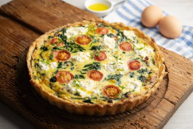 Ispanaklı, peynirli, domatesli ve doğranmış jambonlu Fransız kiş. Geleneksel tarif.