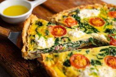 Ispanaklı, peynirli, domatesli ve doğranmış jambonlu Fransız kiş. Geleneksel tarif.