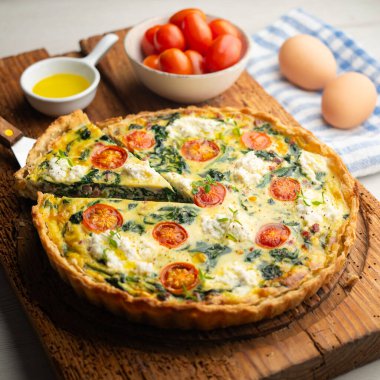 Ispanaklı, peynirli, domatesli ve doğranmış jambonlu Fransız kiş. Geleneksel tarif.