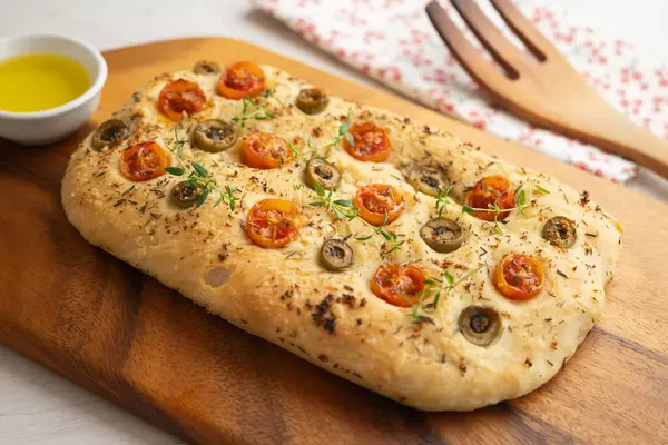 Domatesli ve yeşil zeytinli otantik İtalyan Focaccia..